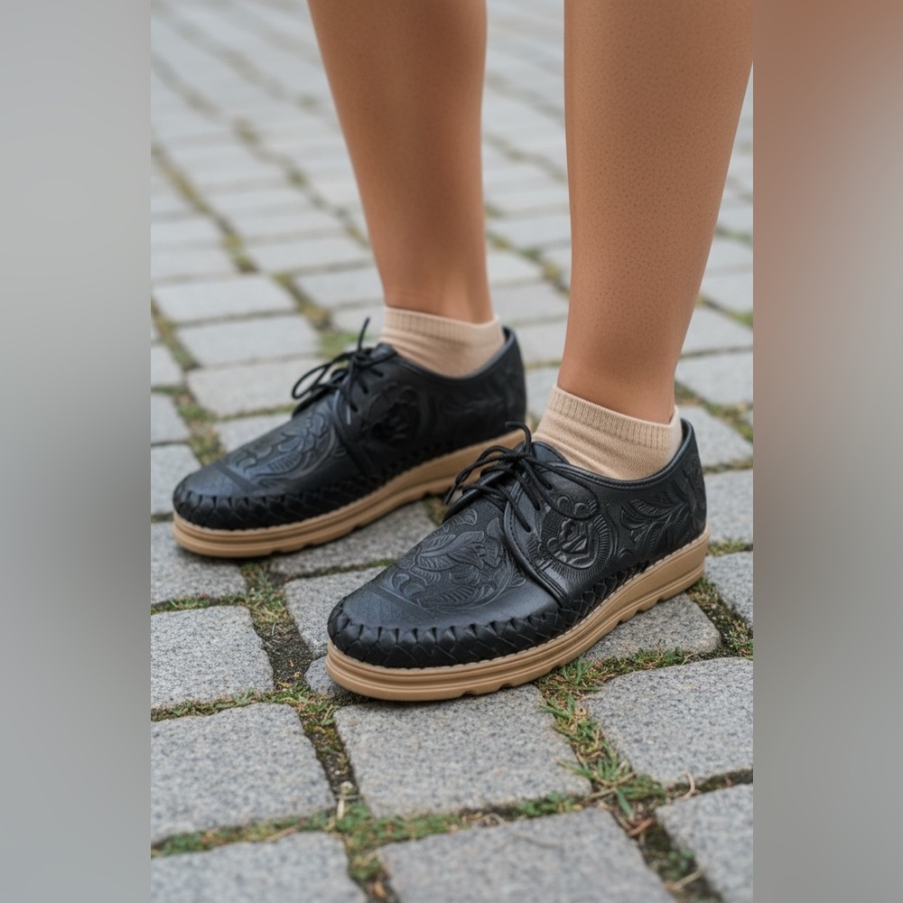 Artesanias Camila Black Tooled Loafers SZ 8 Boho Hippie
